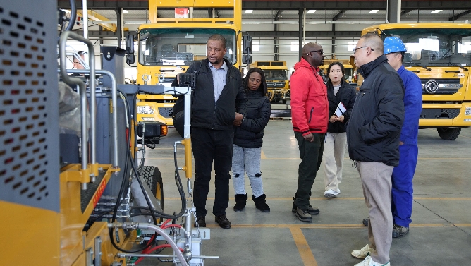 贊比亞客戶親臨考察 見證天途路業(yè)匠心品質(zhì) 天途路業(yè)道路劃線裝備